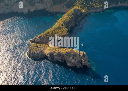 Luftaufnahme, Landzunge punta de sa foradada mit Loch im Felsen, Segelboote in einer Bucht, mallorca, balearen, spanien Stockfoto