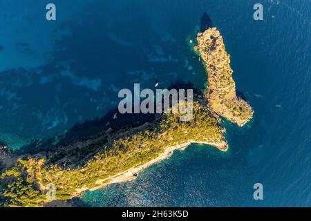 Luftaufnahme, Landzunge punta de sa foradada mit Loch im Felsen, Segelboote in einer Bucht, mallorca, balearen, spanien Stockfoto