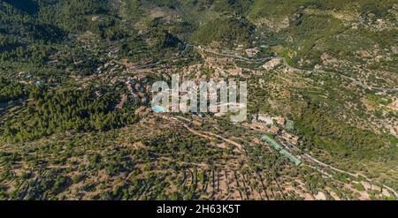 Luftaufnahme, Stadtansicht von déjà am Berghang mit Tennisplätzen,Deià,mallorca,balearen,spanien Stockfoto