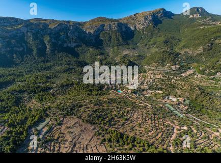 Luftaufnahme, Stadtansicht von déjà am Berghang mit Tennisplätzen,Deià,mallorca,balearen,spanien Stockfoto