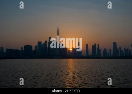 Burj Khalifa und Hochhäuser am Dubai Canal UAE bei Sonnenuntergang Stockfoto