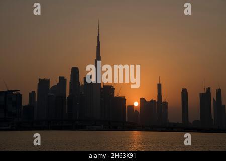 Burj Khalifa und Hochhäuser am Dubai Canal UAE bei Sonnenuntergang Stockfoto