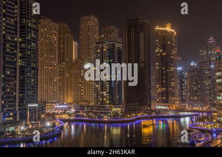 Jachthafen bei Nacht mit Diner Cruiser Dubai VAE Stockfoto