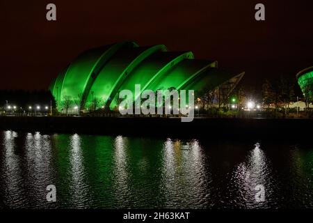 River Clyde neben dem Scottish Event Campus bei Nacht während der COP 26 in Glasgow, Schottland, Großbritannien Stockfoto