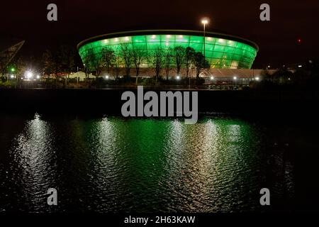 River Clyde neben dem Scottish Event Campus bei Nacht während der COP 26 in Glasgow, Schottland, Großbritannien Stockfoto