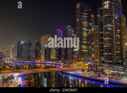 Jachthafen bei Nacht mit Reflexionen Dubai VAE Stockfoto