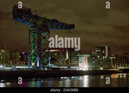 River Clyde neben dem Scottish Event Campus bei Nacht während der COP 26 in Glasgow, Schottland, Großbritannien Stockfoto