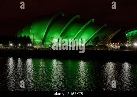 River Clyde neben dem Scottish Event Campus bei Nacht während der COP 26 in Glasgow, Schottland, Großbritannien Stockfoto