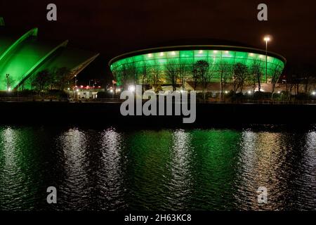 River Clyde neben dem Scottish Event Campus bei Nacht während der COP 26 in Glasgow, Schottland, Großbritannien Stockfoto