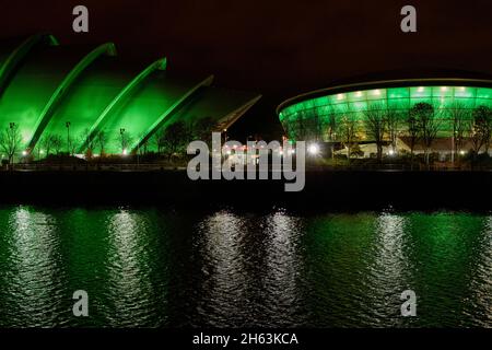 River Clyde neben dem Scottish Event Campus bei Nacht während der COP 26 in Glasgow, Schottland, Großbritannien Stockfoto