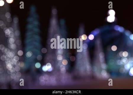 Blue Festive Christmas eleganter abstrakter Hintergrund mit Bokeh-Lichtern und Sternen, Festtagshintergrund Stockfoto