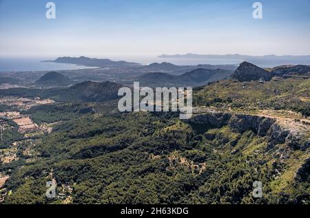 Luftaufnahme, tramuntana-Gebirge und Bucht von Pollença, konischer Berg puig de maria, Pollença, mallorca, balearen, spanien Stockfoto