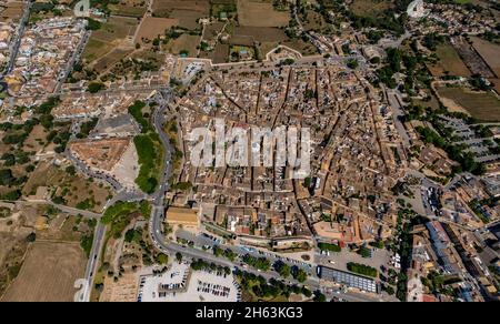 Luftaufnahme, Stadtansicht und Stadtmauer,murada mittelalterliche d'Alcúdia,Alcúdia,mallorca,balearen,spanien Stockfoto