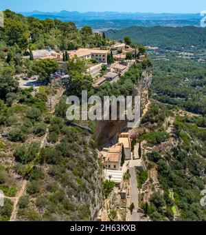 Luftaufnahme, ermita de sant honorat und santuari de gracia auf dem Berg puig de randa, randa, mallorca, balearen, spanien Stockfoto