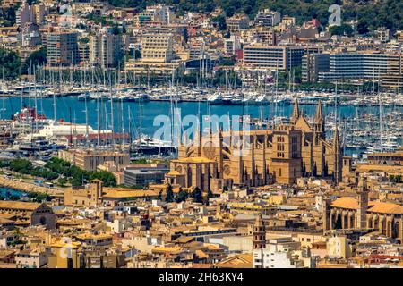 Luftaufnahme, kirche santa iglesia catedral de mallorca, kathedrale von palma, puerto de palma, Hafen von palma im Hintergrund, palma, mallorca, balearen, spanien Stockfoto