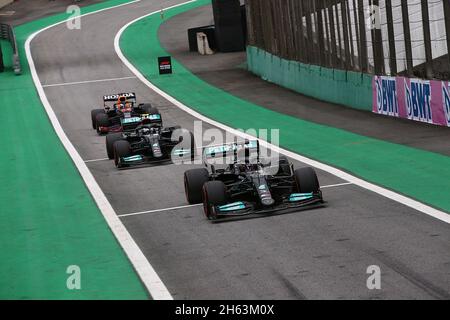 Sao Paulo, Brasilien. November 2021. 12.11.2021, Autodromo Jose Carlos Pace, Interlagos, FORMEL 1 HEINEKEN GRANDE PREMIO DO BRASIL 2021, in der Bildpoleposition für Lewis Hamilton (GBR), Mercedes-AMG Petronas Formel 1 Team, 3. Startplatz für Valtteri Bottas (FIN), Mercedes- AMG Petronas Formel 1 Team, 2. Startplatz für Max Verstappen (NEL), Red Bull Racing Honda Credit: dpa/Alamy Live News Stockfoto