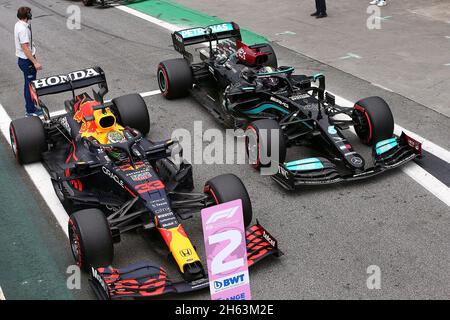 Sao Paulo, Brasilien. November 2021. 12. November 2021, Autodromo Jose Carlos Pace, Interlagos, FORMEL 1 HEINEKEN GRANDE PREMIO DO BRASIL 2021, in der Bilderpoleposition für Lewis Hamilton (GBR), Mercedes-AMG Petronas Formula One Team, 2. Startposition für Max Verstappen (NEL), Red Bull Racing Honda Credit: dpa/Alamy Live News Stockfoto