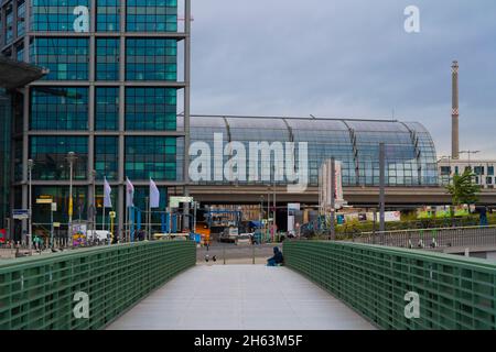 august 17,2021,berlin,deutschland,Blick über die gustav heinemann Brücke am frühen Morgen zum Hauptbahnhof,obdachloser Mann sitzt am Ende der Brücke und bettelt Stockfoto