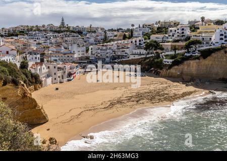 Das Dorf und der Strand von carvoeiro bei Tag, portugal, algarve, faro Bezirk Stockfoto