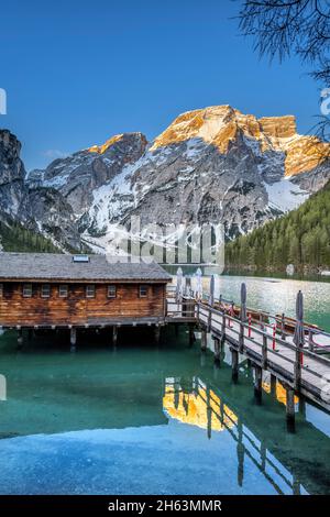 prags, dolomiten, provinz bozen, Südtirol, italien. sonnenaufgang auf dem pragser See mit dem seekofel im Hintergrund Stockfoto