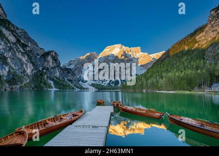 prags, dolomiten, provinz bozen, Südtirol, italien. sonnenaufgang auf dem pragser See mit dem seekofel im Hintergrund Stockfoto