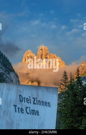 landro,toblach,höhlensteintal,provinz bozen,Südtirol,italien. Die drei Gipfel bei Sonnenuntergang, vom höhlensteintal aus gesehen Stockfoto