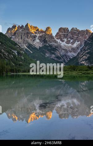 landro, toblach, höhlensteintal, provinz bozen, Südtirol, italien. Die cristallo-Gruppe spiegelt sich im dürrensee wider Stockfoto