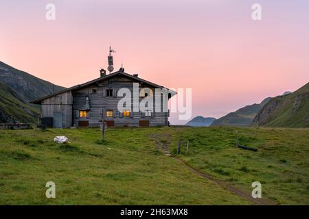 vals,mühlbach,provinz bozen,Südtirol,italien. Sonnenaufgang auf der brixner hütte Stockfoto