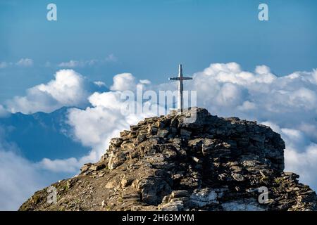 vals,mühlbach,provinz bozen,Südtirol,italien. Das Gipfelkreuz auf der wilderen kreuzspitze Stockfoto