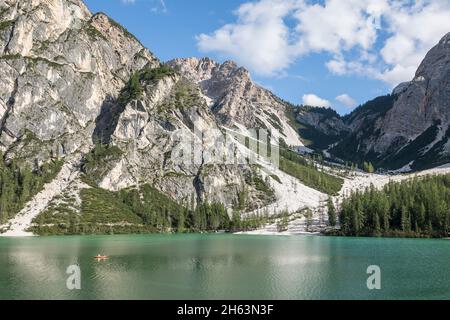 pragser see mit Ruderboot,naturpark fanes-sennes-pragies,unesco Welterbe dolomiten,Südtirol,italien Stockfoto