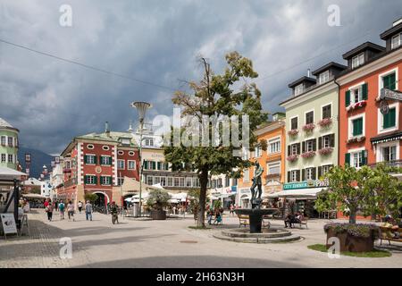 Hauptplatz in lienz mit mehrfarbigen Gebäuden, osttirol, lienzer Bezirk, tirol, österreich Stockfoto