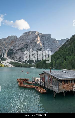 Bootshaus und Ruderboote auf dem pragser See, hinter der Nordwand des seekofels (2810 m), Naturpark fanes-sennes-prags, UNESCO-Welterbe dolomiten, Südtirol, italien Stockfoto