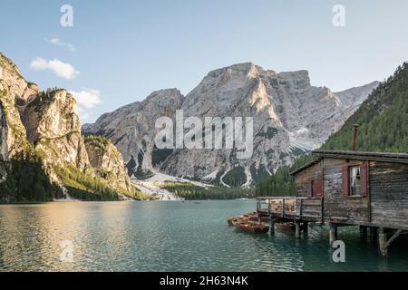 Bootshaus und Ruderboote auf dem pragser See, hinter der Nordwand des seekofels (2810 m), Naturpark fanes-sennes-prags, UNESCO-Welterbe dolomiten, Südtirol, italien Stockfoto