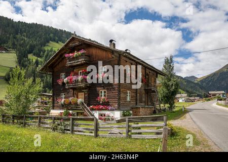 Holzhaus in innervillgraten,villgratental,osttirol,bezirk lienz,tirol,österreich Stockfoto