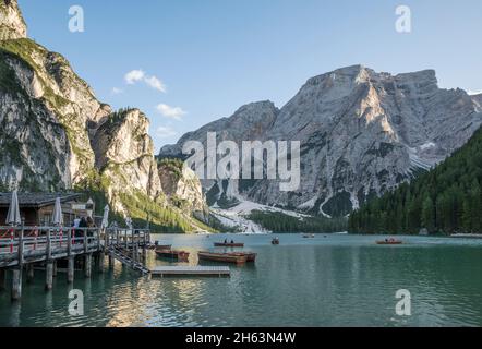 Bootshaus und Ruderboote auf dem pragser See, hinter der Nordwand des seekofels (2810 m), Naturpark fanes-sennes-prags, UNESCO-Welterbe dolomiten, Südtirol, italien Stockfoto