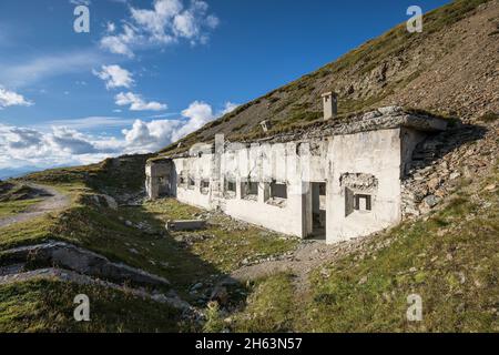 Gebäude aus dem Bergkrieg im Ersten Weltkrieg auf dem karnischen höhenweg (auch friedensweg),oberhalb der sillianer hütte auf dem karnischen Hauptkamm,Grenzgebiet zwischen italien und österreich,osttirol,tirol,österreich Stockfoto