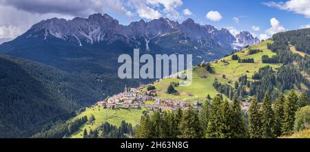 Dörfer von candide und Casamazzagno, im Hintergrund die dolomiten von auronzo und comelico, comelico superiore, belluno, veneto, italien Stockfoto