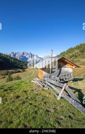 Hirtenhütte,kleine Privathütte in Vallorera,Grenze zwischen venetien und Südtirol,westliche karnischen Bergkette,italien Stockfoto