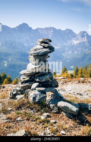 stoanerne mandln, Steinmann oder Steinmann auf dem Weg des karnischen Grenzübergangs auf dem Grenzkamm zwischen italien und österreich, ostalpen, karnischen voralpen, comelico, belluno, veneto, italien Stockfoto