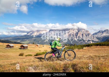 Radfahrerin mit E-Bike auf Tour in den dolomiten,pralongia–€ Hochplateau,livinallongo del col di lana,belluno,veneto,italien Stockfoto