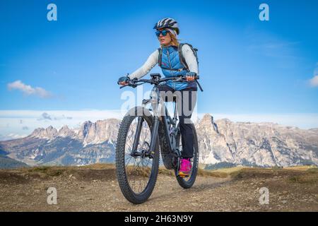 Radfahrerin mit E-Bike auf Tour in den dolomiten,pralongia–€ Hochplateau,livinallongo del col di lana,belluno,veneto,italien Stockfoto