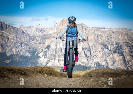 Radfahrerin mit E-Bike auf Tour in den dolomiten,pralongia–€ Hochplateau,livinallongo del col di lana,belluno,veneto,italien Stockfoto