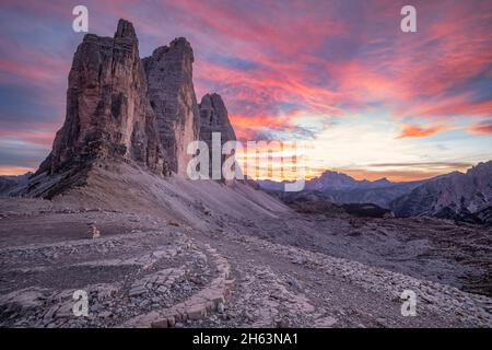 tre cime di lavaredo, dolomiten, lebhafte Farben bei Sonnenuntergang an der Gabelung lavaredo, auronzo di cadore, belluno, venetien, italien Stockfoto