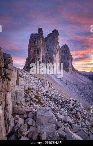 tre cime di lavaredo, dolomiten, lebhafte Farben bei Sonnenuntergang an der Gabelung lavaredo, auronzo di cadore, belluno, venetien, italien Stockfoto