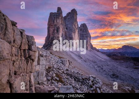 tre cime di lavaredo, dolomiten, lebhafte Farben bei Sonnenuntergang an der Gabelung lavaredo, auronzo di cadore, belluno, venetien, italien Stockfoto