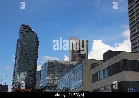 Blick auf das Geschäftsviertel der Stadt Vilnius, Wolkenkratzer und Bürogebäude. Stadtleben in Vilnius, Litauen. Stockfoto