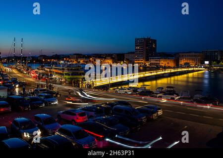 Farbenfrohe Langzeitbelichtung während der blauen Stunde des Blickes auf die jazine Bay Bridge, zadar, dalmatien, kroatien Stockfoto