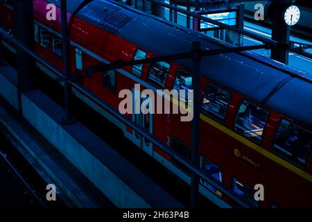 deutschland, berlin, Personenzug am Hauptbahnhof Stockfoto