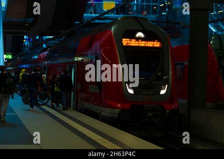 deutschland, berlin, Passagiere steigen am Hauptbahnhof in einen Zug ein Stockfoto