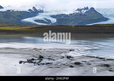 Entwässerung des Gletschersees fjallsárlón über dem Fluss fjallsá, im Hintergrund der Gletscher fjallsjökull, Nationalpark vatnajökull, island Stockfoto